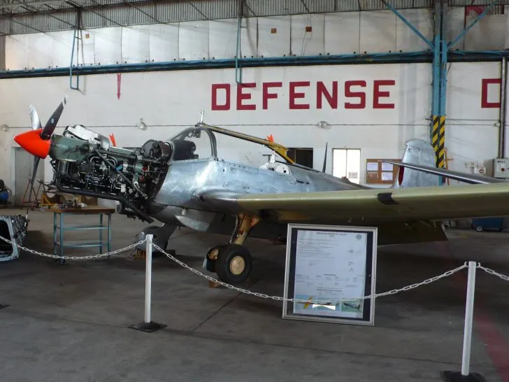 Avion à Elys dans un hangar. En maintenance