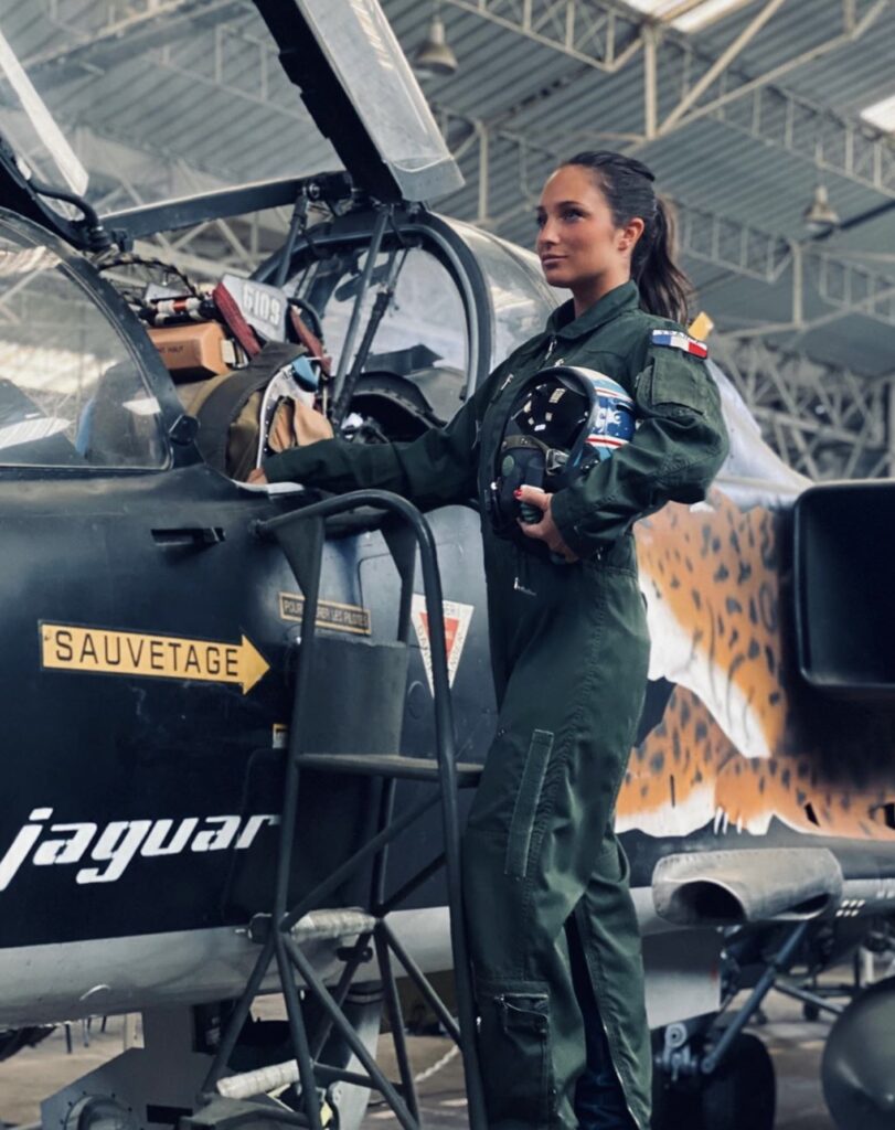 Pilote a coter de son avion de chasse 
