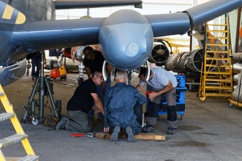 Bénévoles travaillant sur l'aile d'un avion
