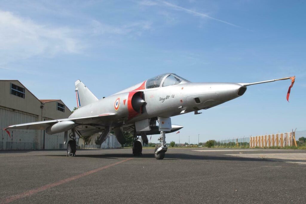 Avion. Mirage 3 gris Sur le tarmac.